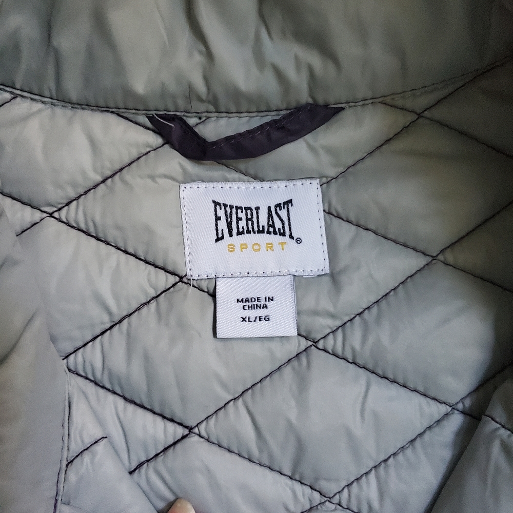 Women's vest size xl in purple by Everlast sport . Very lightweight but warm - Picture 5 of 5